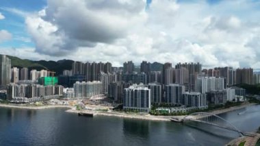 Hong Kong - 6 Temmuz 2024: yaya ve bisiklet hattı kesişiminde