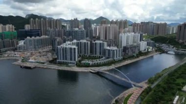 Hong Kong - 6 Temmuz 2024: yaya ve bisiklet hattı kesişiminde