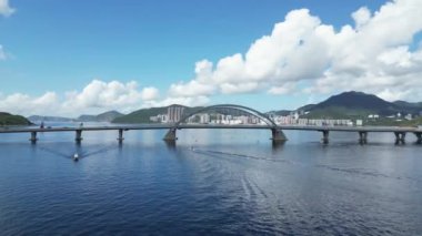 Hong Kong - 6 Temmuz 2024: yaya ve bisiklet hattı kesişiminde