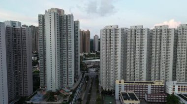 Hong Kong - 7 Temmuz 2024: Sheung Tak Malikanesinin gündüz görüntüsü