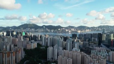 Hong Kong - 6 Temmuz 2024: Kowloon Körfezi gündüz şehir manzarası 