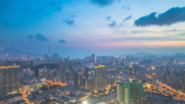 21 Haziran 2024 HK Şehri Alacakaranlıkta Kowloon 'un Ortası