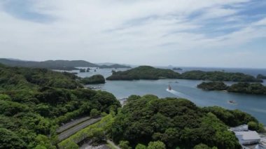 Japonya - 13 Mayıs 2024: Japon elektrik itici gemisi Pirate Boat