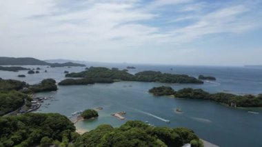 Japonya - 13 Mayıs 2024: Japon elektrik itici gemisi Pirate Boat