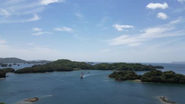 Japonya - 13 Mayıs 2024: Japon elektrik itici gemisi Pirate Boat