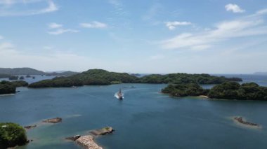 Japonya - 13 Mayıs 2024: Japon elektrik itici gemisi Pirate Boat
