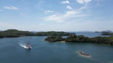Japonya - 13 Mayıs 2024: Japon elektrik itici gemisi Pirate Boat