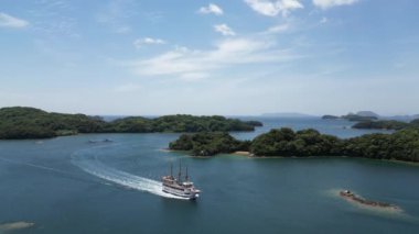Japonya - 13 Mayıs 2024: Japon elektrik itici gemisi Pirate Boat