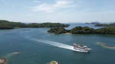 Japonya - 13 Mayıs 2024: Japon elektrik itici gemisi Pirate Boat