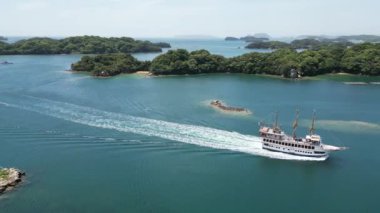 Japonya - 13 Mayıs 2024: Japon elektrik itici gemisi Pirate Boat