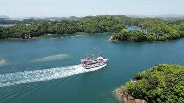 Japonya - 13 Mayıs 2024: Japon elektrik itici gemisi Pirate Boat