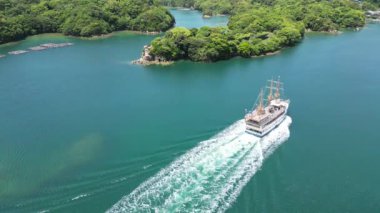 Japonya - 13 Mayıs 2024: Japon elektrik itici gemisi Pirate Boat