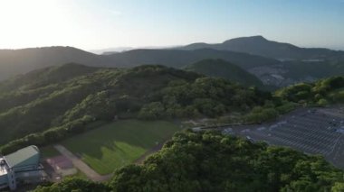Hong Kong - 13 Mayıs 2024: Inasa yama Parkı ve otoparkı