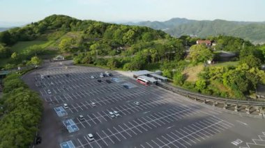 Hong Kong - 13 Mayıs 2024: Inasa yama Parkı ve otoparkı