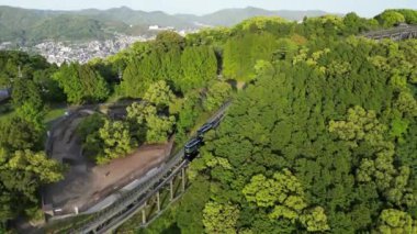 Hong Kong - 13 Mayıs 2024: Inasa yama Parkı ve otoparkı