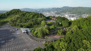 Hong Kong - 13 Mayıs 2024: Inasa yama Parkı ve otoparkı