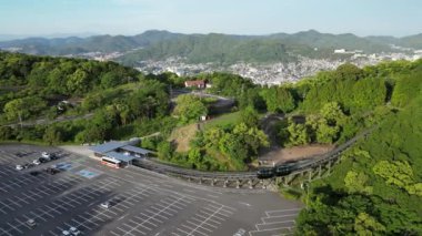 Hong Kong - 13 Mayıs 2024: Inasa yama Parkı ve otoparkı
