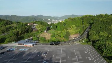 Hong Kong - 13 Mayıs 2024: Inasa yama Parkı ve otoparkı