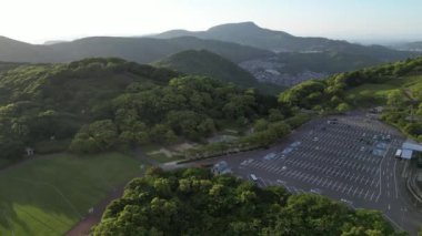 Hong Kong - 13 Mayıs 2024: Inasa yama Parkı ve otoparkı