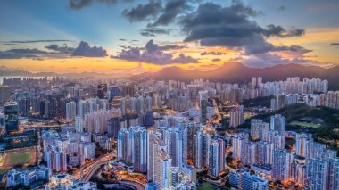 Kowloon şehrinin alacakaranlığı 6 Temmuz 2024