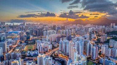 Kowloon şehrinin alacakaranlığı 6 Temmuz 2024