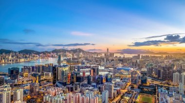 Kowloon şehrinin alacakaranlığı 6 Temmuz 2024