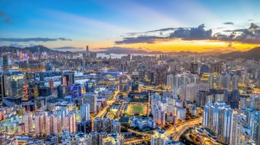 Kowloon şehrinin alacakaranlığı 6 Temmuz 2024