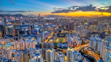 Kowloon şehrinin alacakaranlığı 6 Temmuz 2024