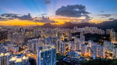 Kowloon şehrinin alacakaranlığı 6 Temmuz 2024