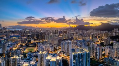 Kowloon şehrinin alacakaranlığı 6 Temmuz 2024