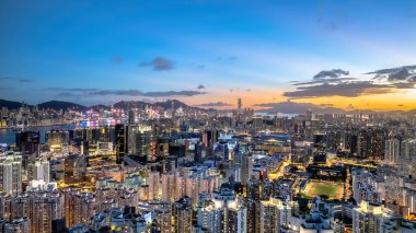 Kowloon şehrinin alacakaranlığı 6 Temmuz 2024