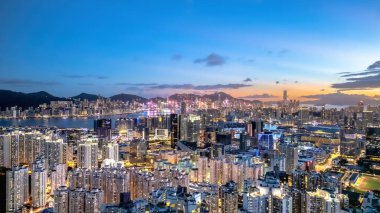 Kowloon şehrinin alacakaranlığı 6 Temmuz 2024