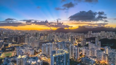 Kowloon şehrinin alacakaranlığı 6 Temmuz 2024