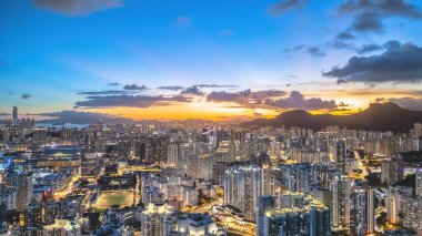 Kowloon şehrinin alacakaranlığı 6 Temmuz 2024