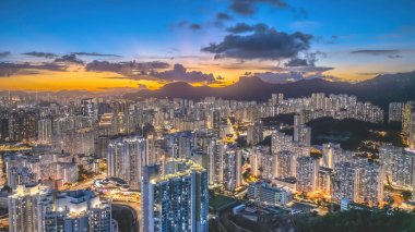 Kowloon şehrinin alacakaranlığı 6 Temmuz 2024