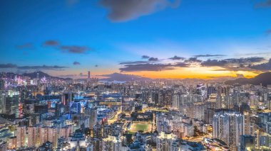 Kowloon şehrinin alacakaranlığı 6 Temmuz 2024