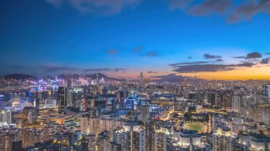 Kowloon şehrinin alacakaranlığı 6 Temmuz 2024