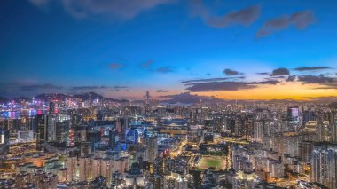 Kowloon şehrinin alacakaranlığı 6 Temmuz 2024