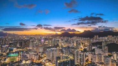 Kowloon şehrinin alacakaranlığı 6 Temmuz 2024