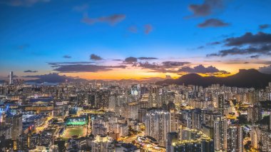 Kowloon şehrinin alacakaranlığı 6 Temmuz 2024