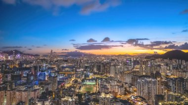 Kowloon şehrinin alacakaranlığı 6 Temmuz 2024