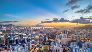 Kowloon şehrinin alacakaranlığı 6 Temmuz 2024