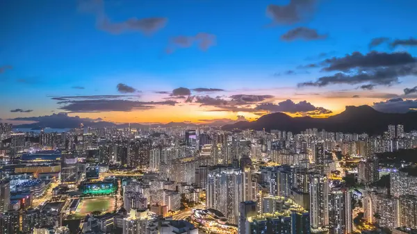 Kowloon şehrinin alacakaranlığı 6 Temmuz 2024