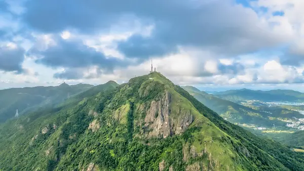 Kowloon Tepesi 'nde yürüyüş ve radyo istasyonu.,