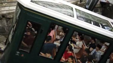 HK City - 23 Haziran 2024: Mayıs Yolu İstasyonu 'nda tramvay zirvesi treni