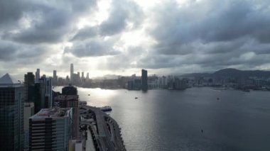 Hong Kong - 1 Temmuz 2024: Gündüz vakti Quarry Bay gezinti güvertesinin havadan görüntüsü 