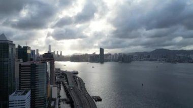 Hong Kong - 1 Temmuz 2024: Gündüz vakti Quarry Bay gezinti güvertesinin havadan görüntüsü 