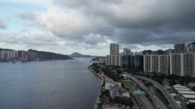 Hong Kong - 1 Temmuz 2024: Gündüz vakti Quarry Bay gezinti güvertesinin havadan görüntüsü 