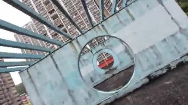 Hong Kong - 14 Temmuz 2024 Lok Wah malikanesinde daire şeklinde bir yapı 