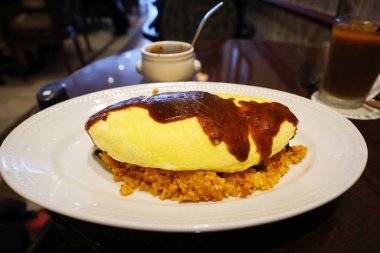 Baharatlı pilavlı omlet.